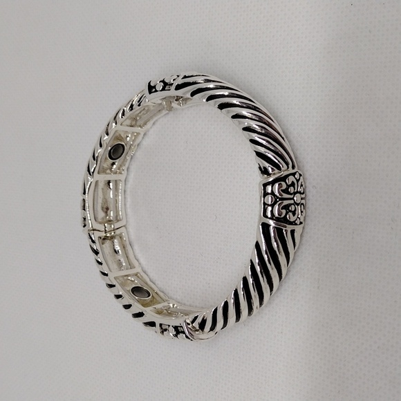 Bali-Style Swirl Stretch Bangle with Antiqued-Finished Silver - Picture 3 of 4